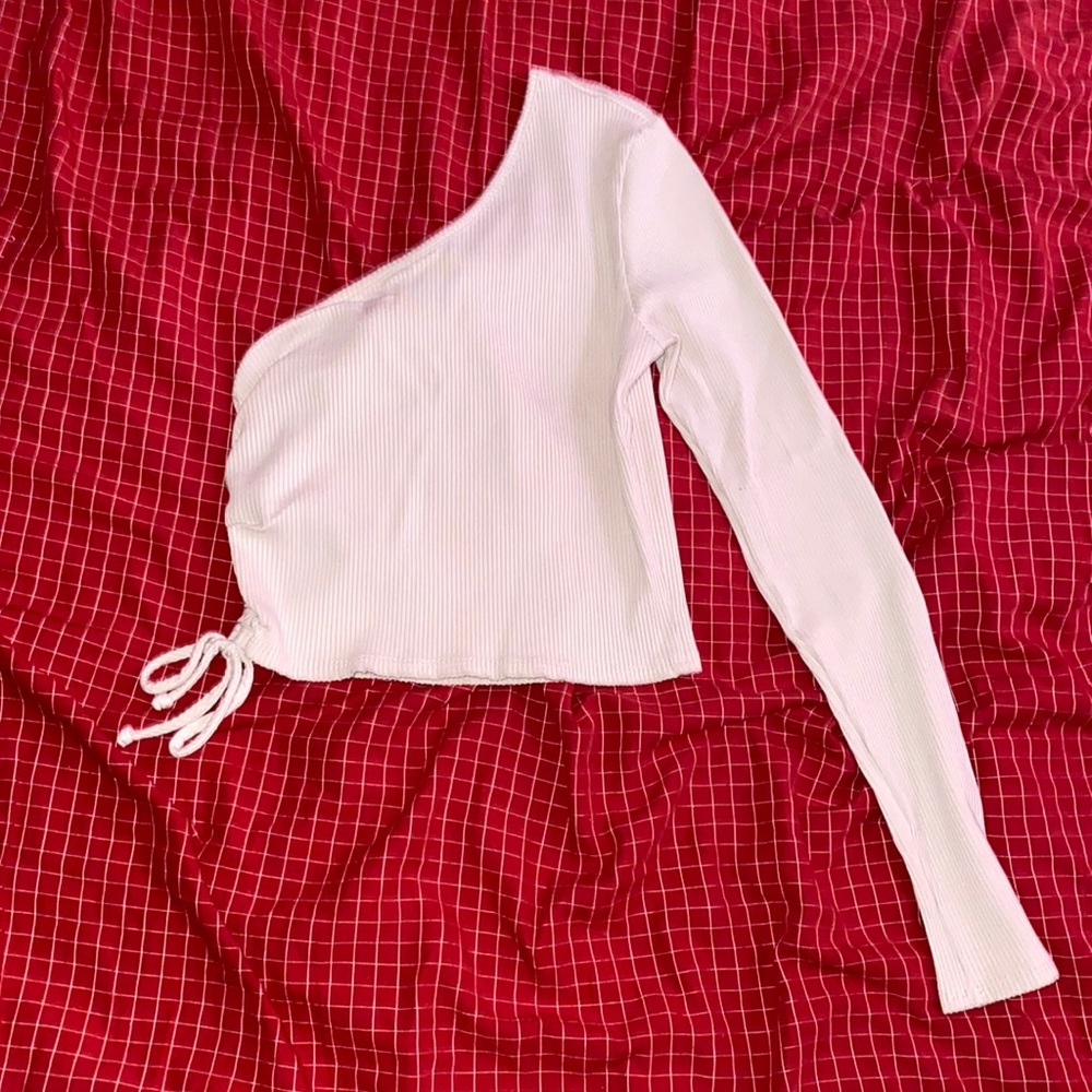 Cropped one sleeve top.